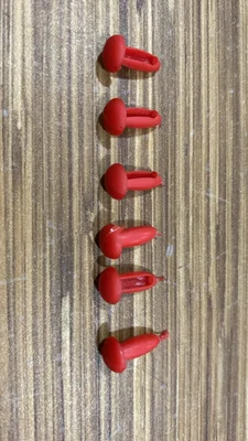 Pino plástico vermelho fabricado por injeção na N7N Ferramentaria