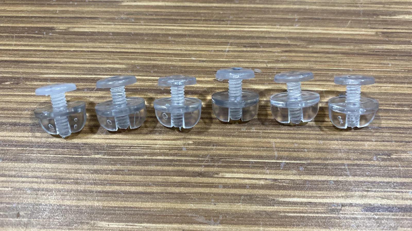 Prendedor plástico com porca-borboleta fabricado pela N7N Ferramentaria