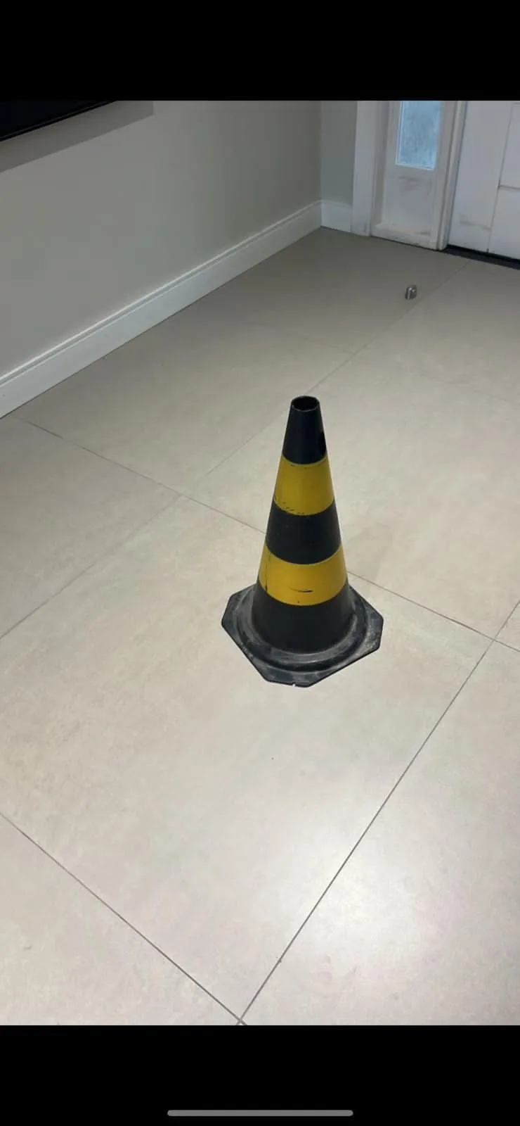 Cone de sinalização viária em PVC rígido bicolor fabricado pela N7N Ferramentaria